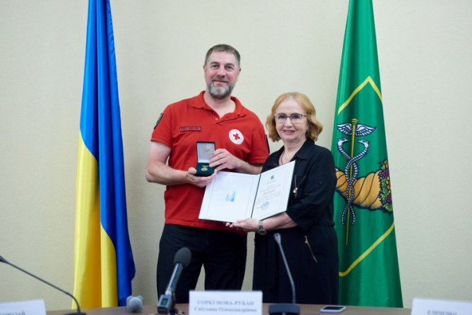 У Харкові нагородили волонтерів Червоного Хреста за ліквідацію наслідків обстрілів